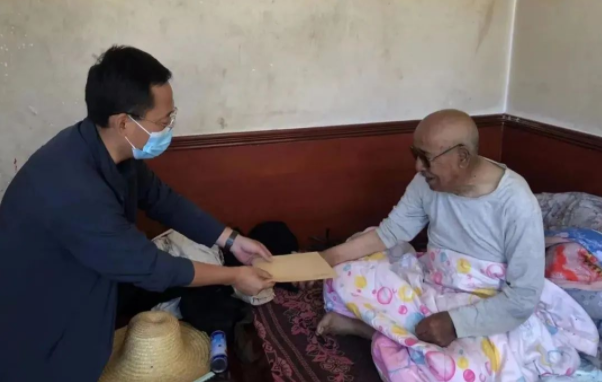 乐鱼在线平台-乐鱼在线官网
赴帮扶村对接工作并慰问困难党员(图2)